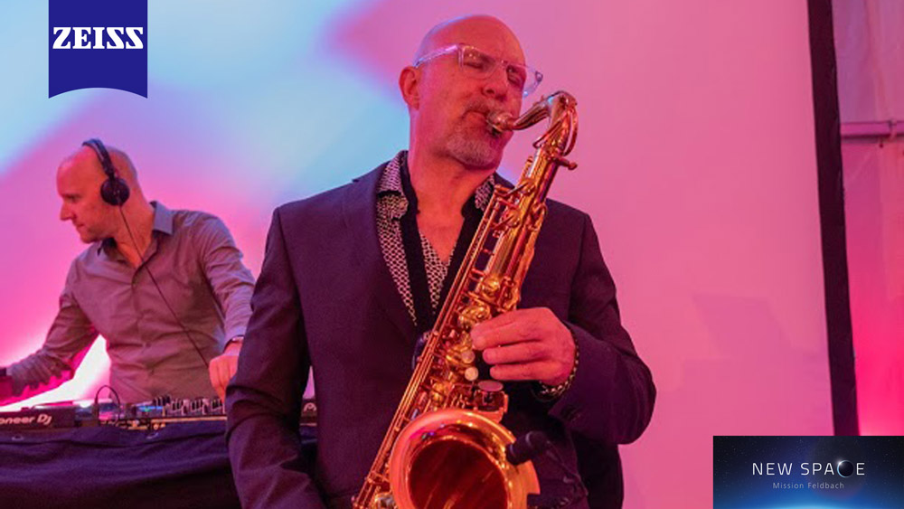 DJ und Live Saxophonist Sonic Seven feat. Saxophon